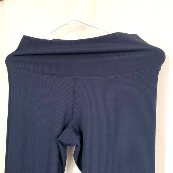 Uniqlo AIRism Soft Ribbed Flare Leggings in Navy Blue - Picture 3 of 9